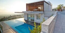Casa en Cerdanyola con dos plantas, piscina y 350m de jardín