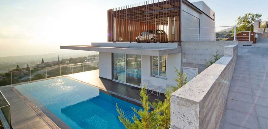 Casa en Cerdanyola con dos plantas, piscina y 350m de jardín