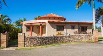 Casa en Cerdanyola con dos plantas, piscina y 350m de jardín
