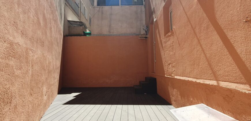 Premises, adapted to housing located on the ground floor with direct access to the YARD.