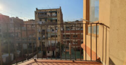 OPORTUNIDAD. Piso ALTO Y MUY SOLEADO con 4 habitaciones y DOS BALCONES junto Passeig Sant Joan y Plaça Tetuan. 