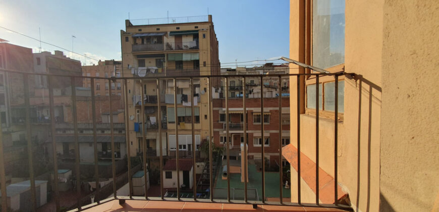 OPORTUNIDAD. Piso ALTO Y MUY SOLEADO con 4 habitaciones y DOS BALCONES junto Passeig Sant Joan y Plaça Tetuan. 