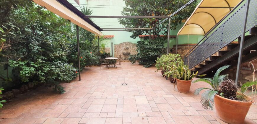 Exclusiva planta principal con jardín privado en Eixample Derecho