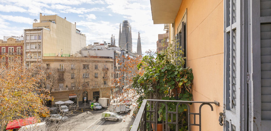 Coqueto piso de diseño con bonitas vistas de la Sagrada Familia. OPORTUNIDAD