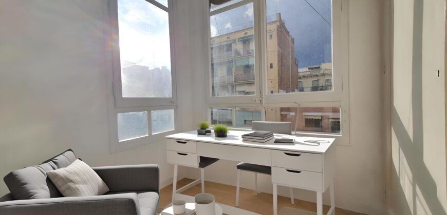 OPORTUNIDAD. Piso ALTO Y MUY SOLEADO con 4 habitaciones y DOS BALCONES junto Passeig Sant Joan y Plaça Tetuan. 