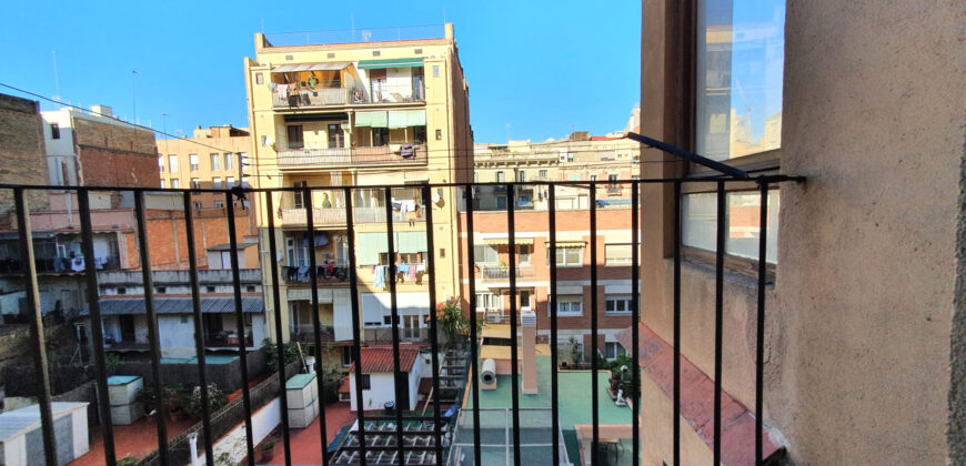 OPORTUNIDAD. Piso ALTO Y MUY SOLEADO con 4 habitaciones y DOS BALCONES junto Passeig Sant Joan y Plaça Tetuan. 