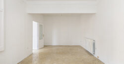 OPORTUNIDAD. Piso ALTO Y MUY SOLEADO con 4 habitaciones y DOS BALCONES junto Passeig Sant Joan y Plaça Tetuan. 