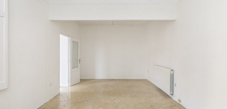 OPORTUNIDAD. Piso ALTO Y MUY SOLEADO con 4 habitaciones y DOS BALCONES junto Passeig Sant Joan y Plaça Tetuan. 