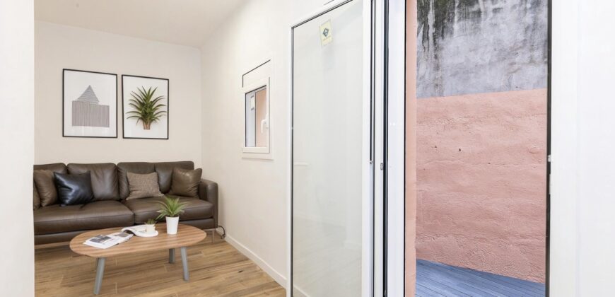 Premises, adapted to housing located on the ground floor with direct access to the YARD.