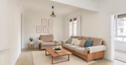 OPORTUNIDAD. Piso ALTO Y MUY SOLEADO con 4 habitaciones y DOS BALCONES junto Passeig Sant Joan y Plaça Tetuan. 