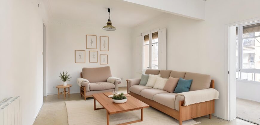 OPORTUNIDAD. Piso ALTO Y MUY SOLEADO con 4 habitaciones y DOS BALCONES junto Passeig Sant Joan y Plaça Tetuan. 