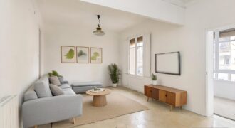 OPPORTUNITY. HIGH AND VERY SUNNY apartment with 4 bedrooms and TWO BALCONIES next to Passeig Sant Joan and Plaça Tetuan.