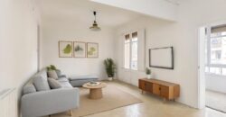 OPORTUNIDAD. Piso ALTO Y MUY SOLEADO con 4 habitaciones y DOS BALCONES junto Passeig Sant Joan y Plaça Tetuan. 