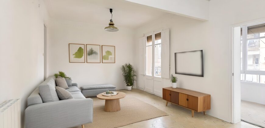 OPORTUNIDAD. Piso ALTO Y MUY SOLEADO con 4 habitaciones y DOS BALCONES junto Passeig Sant Joan y Plaça Tetuan. 