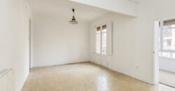 OPORTUNIDAD. Piso ALTO Y MUY SOLEADO con 4 habitaciones y DOS BALCONES junto Passeig Sant Joan y Plaça Tetuan. 