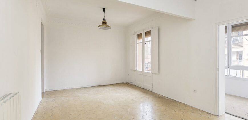 OPORTUNIDAD. Piso ALTO Y MUY SOLEADO con 4 habitaciones y DOS BALCONES junto Passeig Sant Joan y Plaça Tetuan. 