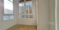 OPORTUNIDAD. Piso ALTO Y MUY SOLEADO con 4 habitaciones y DOS BALCONES junto Passeig Sant Joan y Plaça Tetuan. 