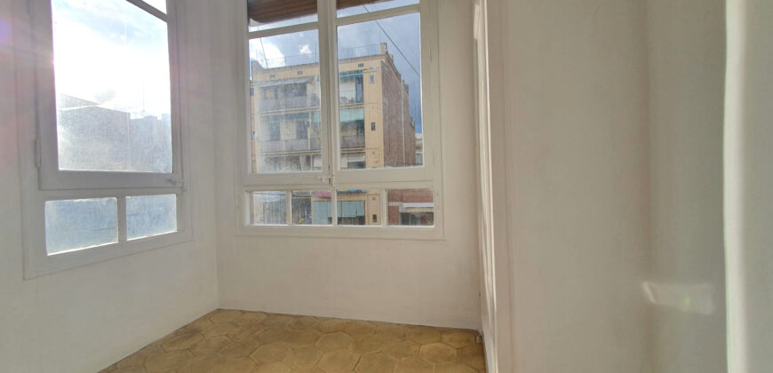 OPORTUNIDAD. Piso ALTO Y MUY SOLEADO con 4 habitaciones y DOS BALCONES junto Passeig Sant Joan y Plaça Tetuan. 