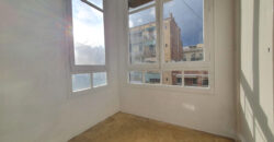 OPORTUNIDAD. Piso ALTO Y MUY SOLEADO con 4 habitaciones y DOS BALCONES junto Passeig Sant Joan y Plaça Tetuan. 