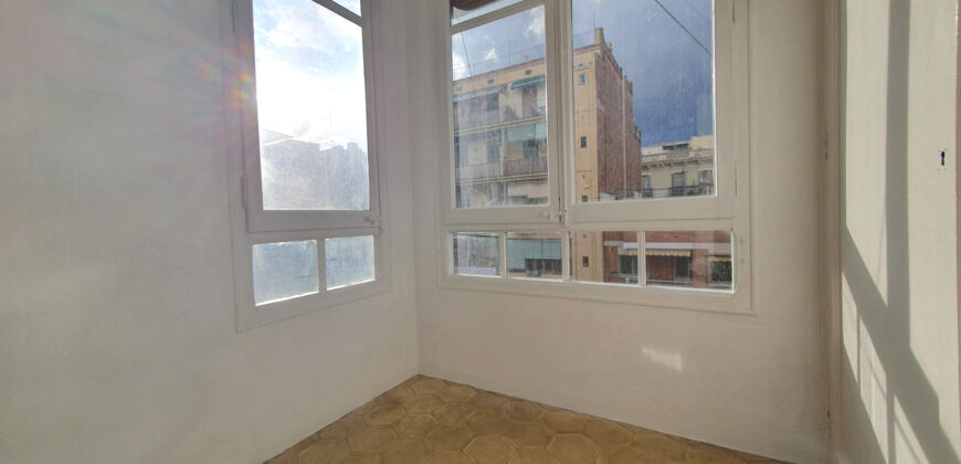 OPORTUNIDAD. Piso ALTO Y MUY SOLEADO con 4 habitaciones y DOS BALCONES junto Passeig Sant Joan y Plaça Tetuan. 