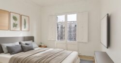 OPORTUNIDAD. Piso ALTO Y MUY SOLEADO con 4 habitaciones y DOS BALCONES junto Passeig Sant Joan y Plaça Tetuan. 