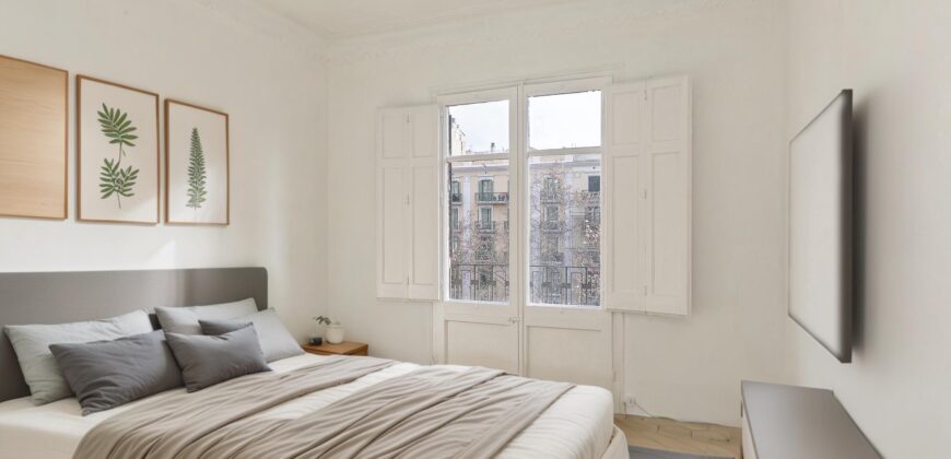 OPORTUNIDAD. Piso ALTO Y MUY SOLEADO con 4 habitaciones y DOS BALCONES junto Passeig Sant Joan y Plaça Tetuan. 