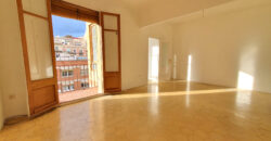 OPORTUNIDAD. Piso ALTO Y MUY SOLEADO con 4 habitaciones y DOS BALCONES junto Passeig Sant Joan y Plaça Tetuan. 