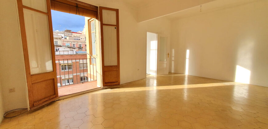 OPORTUNIDAD. Piso ALTO Y MUY SOLEADO con 4 habitaciones y DOS BALCONES junto Passeig Sant Joan y Plaça Tetuan. 