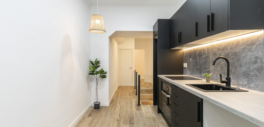 Premises, adapted to housing located on the ground floor with direct access to the YARD.