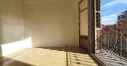 OPORTUNIDAD. Piso ALTO Y MUY SOLEADO con 4 habitaciones y DOS BALCONES junto Passeig Sant Joan y Plaça Tetuan. 