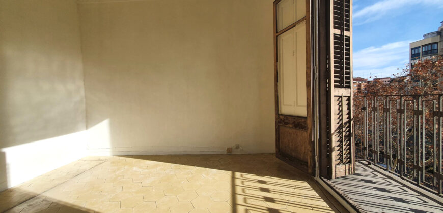 OPORTUNIDAD. Piso ALTO Y MUY SOLEADO con 4 habitaciones y DOS BALCONES junto Passeig Sant Joan y Plaça Tetuan. 