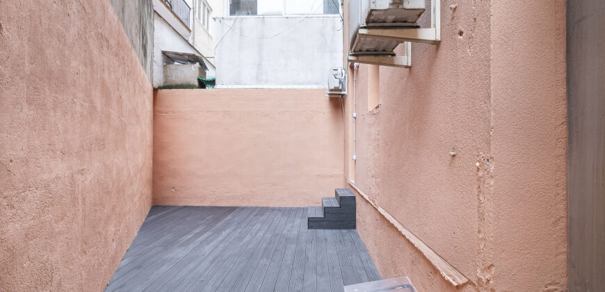 Premises, adapted to housing located on the ground floor with direct access to the YARD.