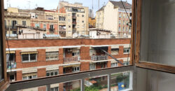 OPORTUNIDAD. Piso ALTO Y MUY SOLEADO con 4 habitaciones y DOS BALCONES junto Passeig Sant Joan y Plaça Tetuan. 