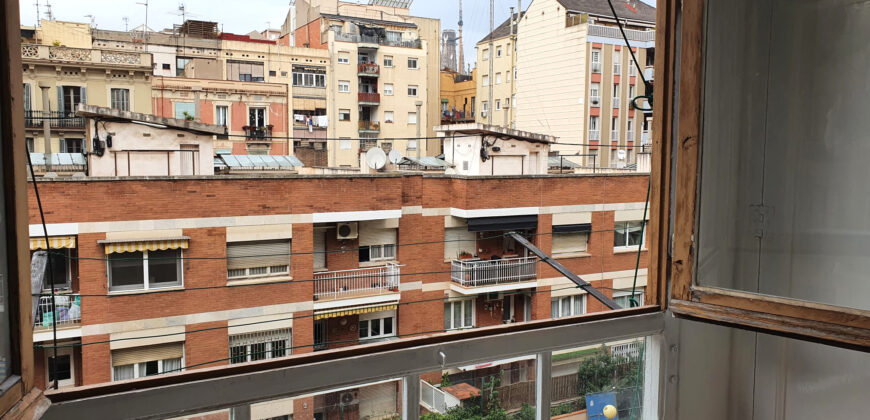 OPORTUNIDAD. Piso ALTO Y MUY SOLEADO con 4 habitaciones y DOS BALCONES junto Passeig Sant Joan y Plaça Tetuan. 