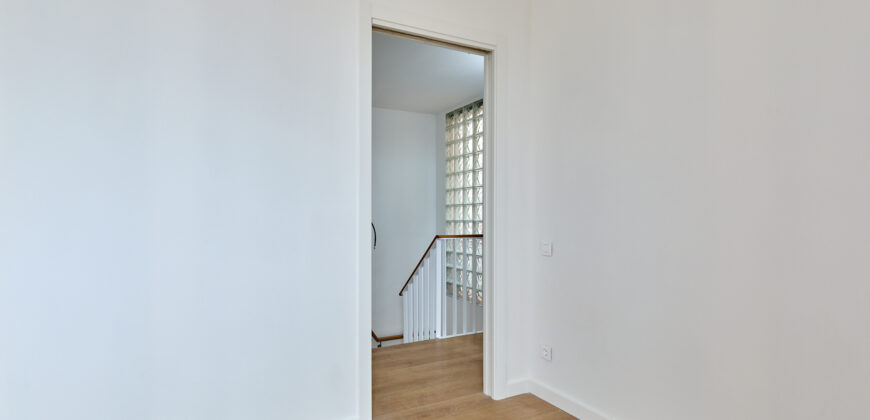 ÁTICO DE OBRA NUEVA con preciosa terraza a nivel en Ronda Sant Antoni. (Ático 2)