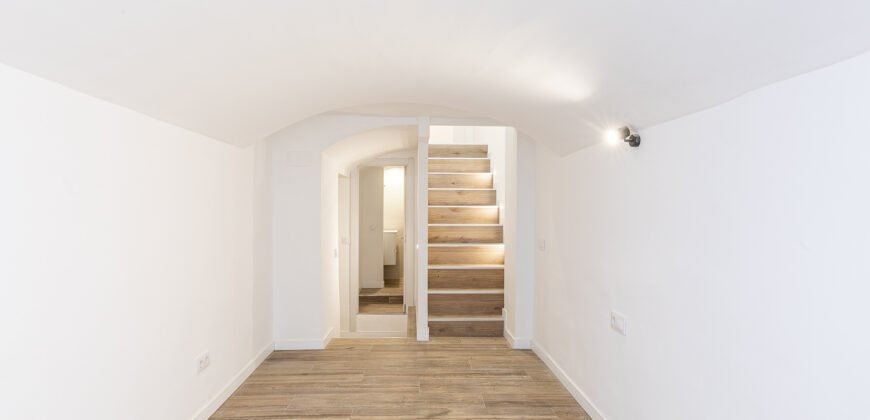 Premises, adapted to housing located on the ground floor with direct access to the YARD.