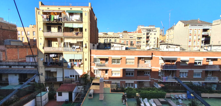 OPORTUNIDAD. Piso ALTO Y MUY SOLEADO con 4 habitaciones y DOS BALCONES junto Passeig Sant Joan y Plaça Tetuan. 