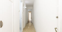 OPORTUNIDAD. Piso ALTO Y MUY SOLEADO con 4 habitaciones y DOS BALCONES junto Passeig Sant Joan y Plaça Tetuan. 