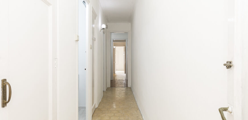 OPORTUNIDAD. Piso ALTO Y MUY SOLEADO con 4 habitaciones y DOS BALCONES junto Passeig Sant Joan y Plaça Tetuan. 