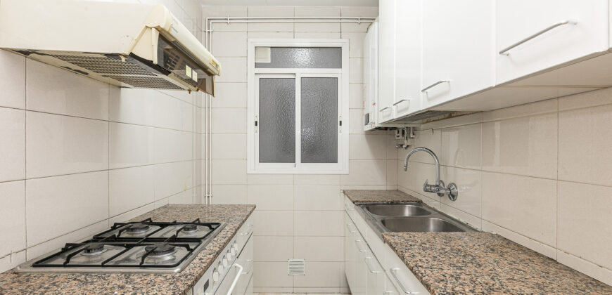 OPORTUNIDAD. Piso ALTO Y MUY SOLEADO con 4 habitaciones y DOS BALCONES junto Passeig Sant Joan y Plaça Tetuan. 