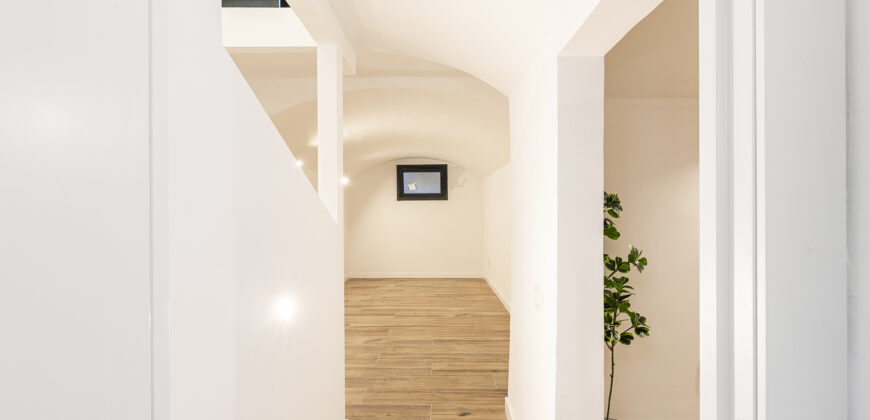 Premises, adapted to housing located on the ground floor with direct access to the YARD.