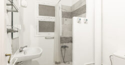 OPORTUNIDAD. Piso ALTO Y MUY SOLEADO con 4 habitaciones y DOS BALCONES junto Passeig Sant Joan y Plaça Tetuan. 