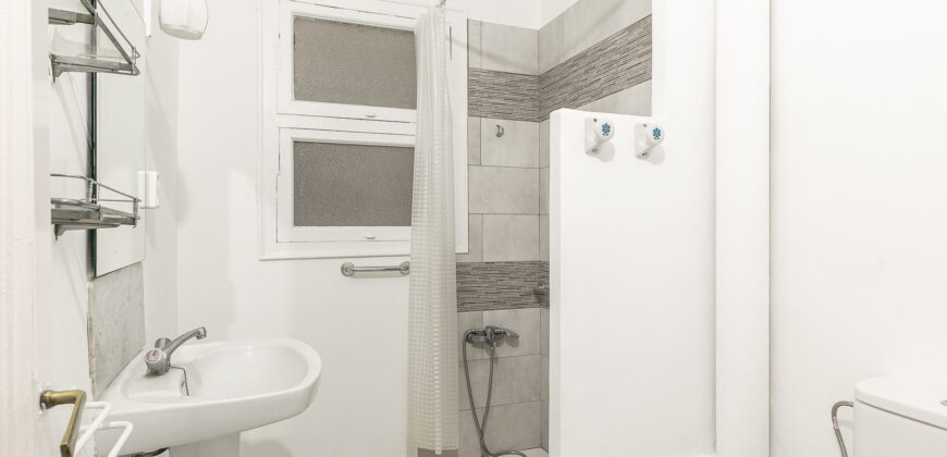 OPORTUNIDAD. Piso ALTO Y MUY SOLEADO con 4 habitaciones y DOS BALCONES junto Passeig Sant Joan y Plaça Tetuan. 