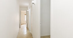 OPORTUNIDAD. Piso ALTO Y MUY SOLEADO con 4 habitaciones y DOS BALCONES junto Passeig Sant Joan y Plaça Tetuan. 