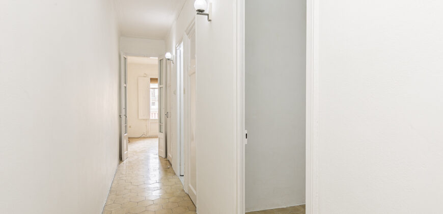 OPORTUNIDAD. Piso ALTO Y MUY SOLEADO con 4 habitaciones y DOS BALCONES junto Passeig Sant Joan y Plaça Tetuan. 