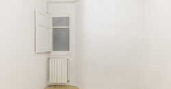 OPORTUNIDAD. Piso ALTO Y MUY SOLEADO con 4 habitaciones y DOS BALCONES junto Passeig Sant Joan y Plaça Tetuan. 