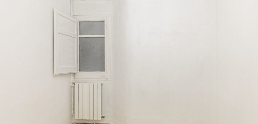 OPORTUNIDAD. Piso ALTO Y MUY SOLEADO con 4 habitaciones y DOS BALCONES junto Passeig Sant Joan y Plaça Tetuan. 