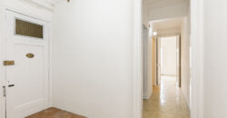 OPORTUNIDAD. Piso ALTO Y MUY SOLEADO con 4 habitaciones y DOS BALCONES junto Passeig Sant Joan y Plaça Tetuan. 