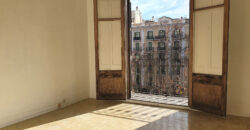 OPORTUNIDAD. Piso ALTO Y MUY SOLEADO con 4 habitaciones y DOS BALCONES junto Passeig Sant Joan y Plaça Tetuan. 