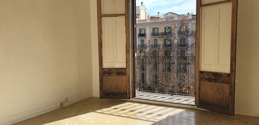 OPORTUNIDAD. Piso ALTO Y MUY SOLEADO con 4 habitaciones y DOS BALCONES junto Passeig Sant Joan y Plaça Tetuan. 